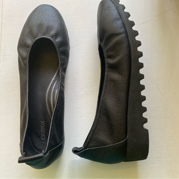 Aetrex Black Women's Flats - Picture 2 of 9